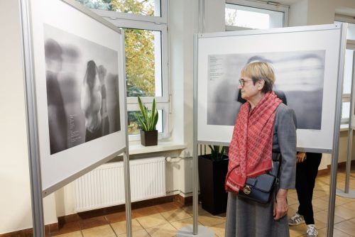 16.10.2025-otwarcie-wystawy-TEMPUS-FUGIT-48